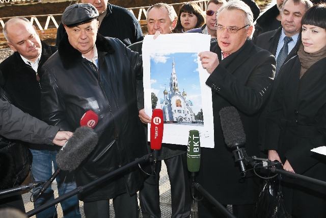 Справа Алексей Добашин, строящий для России уже 35-й храм