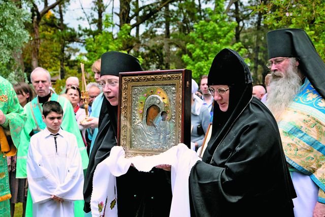 В 1983 году были заложены новый храм в честь Казанской иконы Божией Матери и сестринский корпус