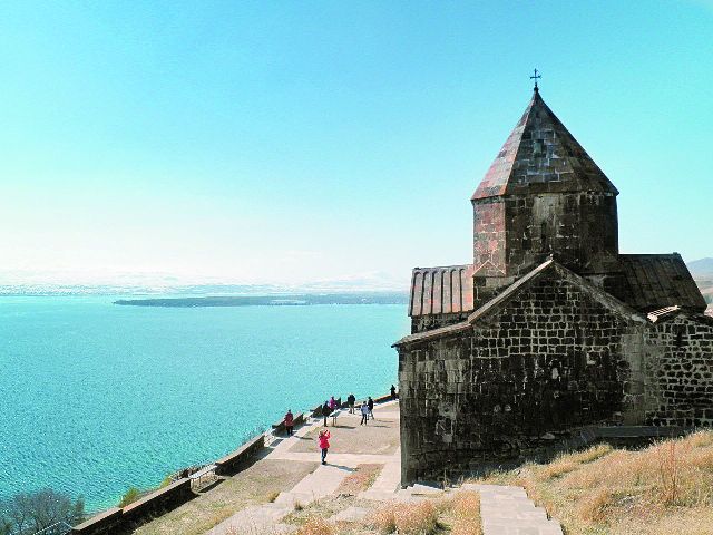 Если ехать от Еревана в сторону Дилижана, то можно на озере Севан побывать на одноименном полуострове. Там рас- положен монастырь Се- ванаванк, один из самых посещаемых в Армении после Эчмиадзина.
