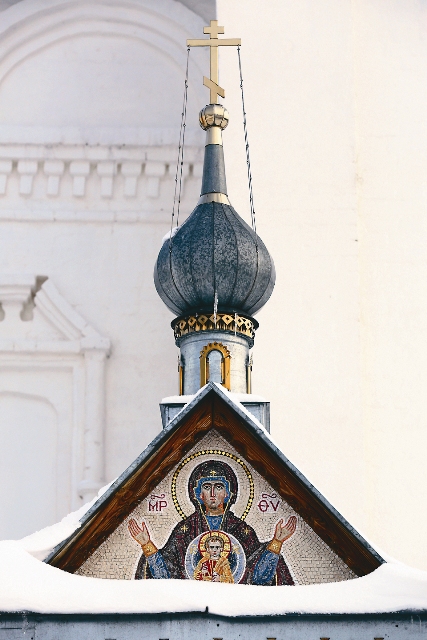 Мозаичная икона над входом в Знаменский храм