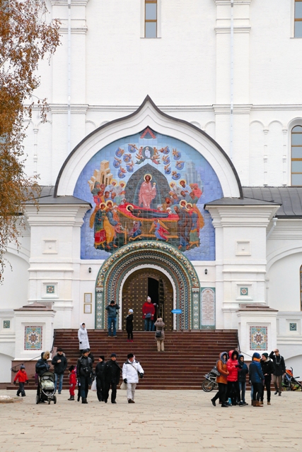 Главный вход Успенского собора украшен изображением Успения Божией Матери