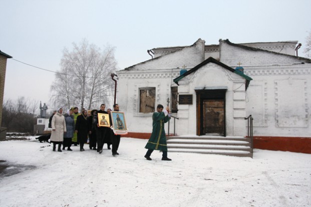 Храм св. Иоанна Кронштадтского после обстрела. Крестный ход в престольный праздник с иконами, переданными в дар из России