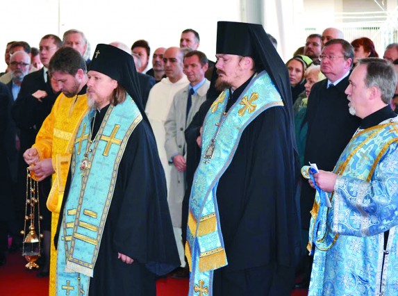 Архиепископ Егорьевский Марк и епископ Корсунский Нестор во время освящения закладного камня 6 декабря 2011 года