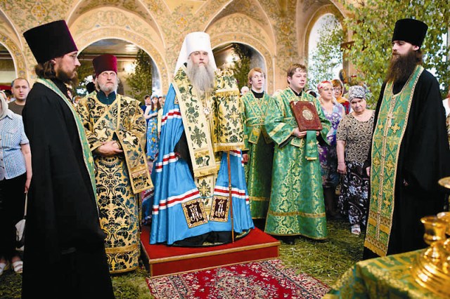 Митрополит Саратовский и Вольский лонгин во время архиерейской службы на день святой Троицы