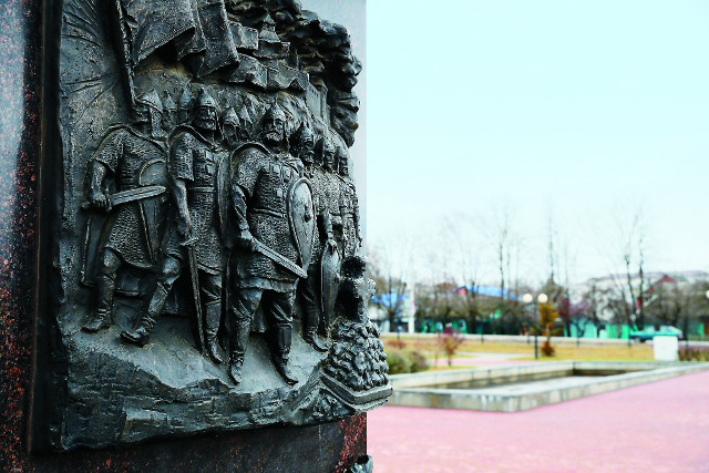 Барельеф на стелле, возведенной в честь  присвоения Козельску  звания "Город воинской славы"