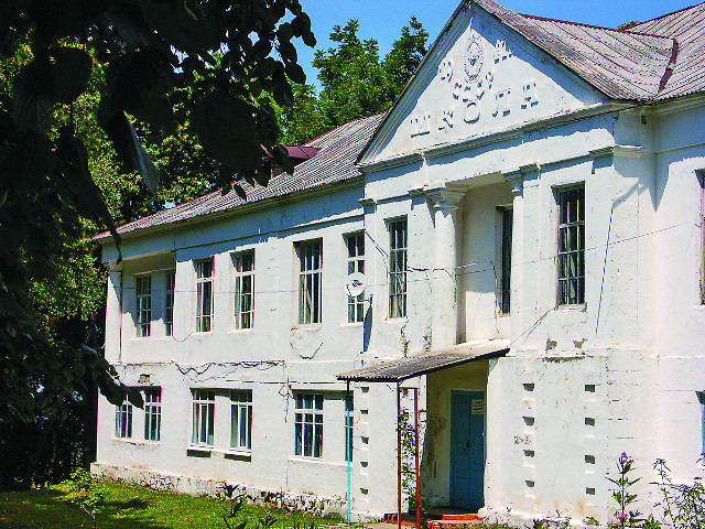 Здание школы  сложено из камней взорванного Успенского храма