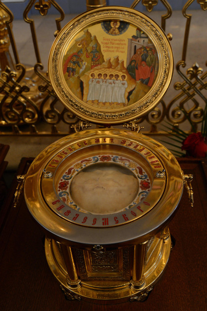 Ковчег с главой Вифлеемского младенца установлен рядом с алтарем в Успенском соборе Иоанно-Богословского монастыря 