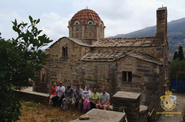 Паломники у церкви Архангела Михаила (1158 г.) - одной из немногих, сохранившихся до наших дней в первозданном виде. Остров Андрос