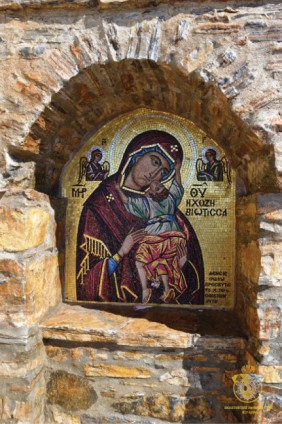 Мозаичный образ Богородицы Гликофилуса ("Сладкое лобзание") у врат монастыря