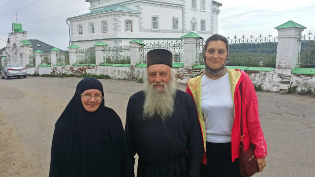 Автор Наталья Дорогова с игуменом Герасимом. На заднем плане Иоанно-Богословский монастырь г.Чердынь
