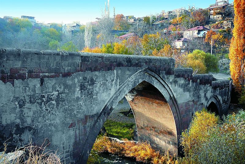 Мост XII века через реку Касах