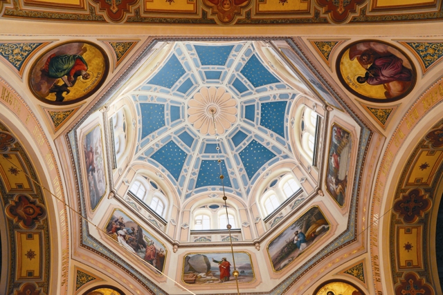 Купол изнутри покрыт уникальными фресками XIX века