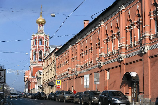 Надвратная колокольня Высоко-Петровского монастыря до сих пор остается одним из символов Москвы