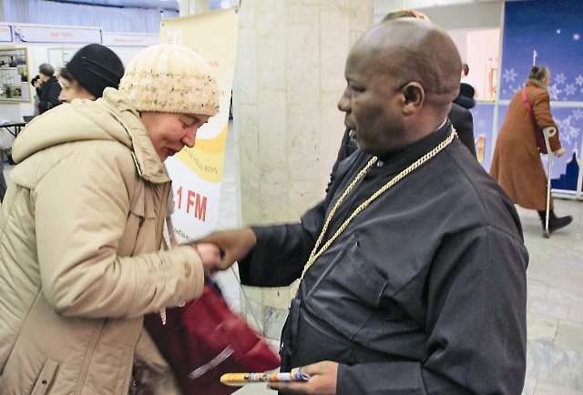 Меня очень тронуло то, как русские люди приветствуют священника. Они складывают руки специальным образом и, получив благословение батюшки, целуют его руку. 