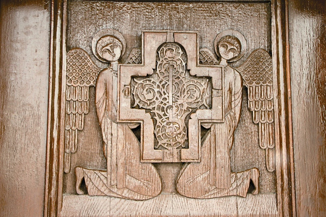 Резьба украшает деревянные двери и интерьер храма в Кармраворе