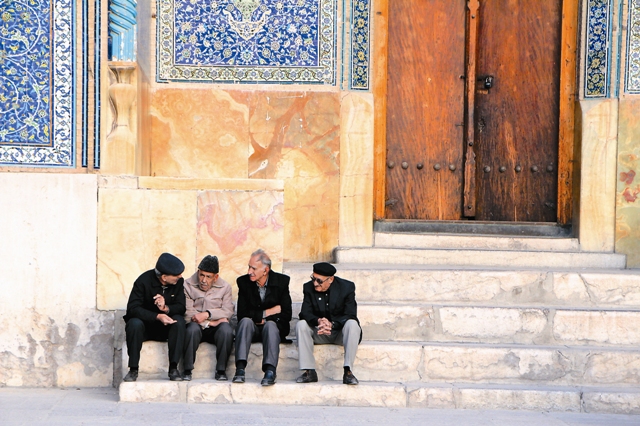 Старики на крыльце мечети в Эсфахане