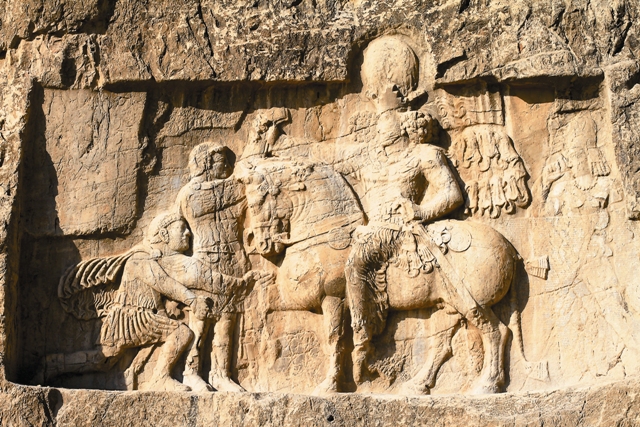 Накш-э-Рустам. Барельеф в честь победы царя Шапура I над рим- скими императорами Валерианом и Филиппом