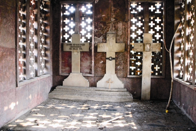 Cклеп на русском кладбище в Тегеране