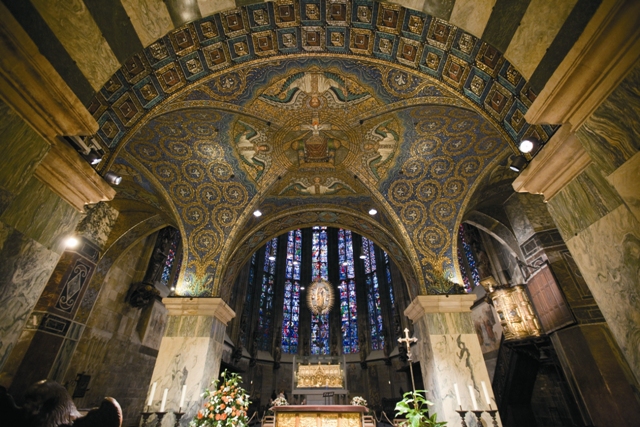 Внутри Ахенского собора взор поражает великолепное византийское убранство