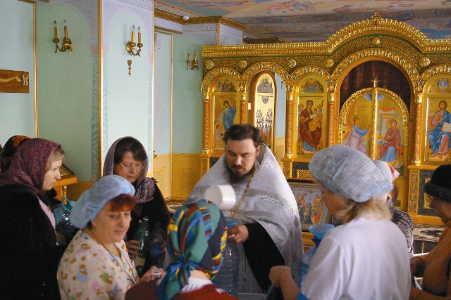 Молебен в больничном храме Животворящей Троицы
