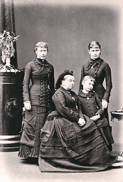 Королева Виктория с внучками Викторией (слева), Эллой и Алекс