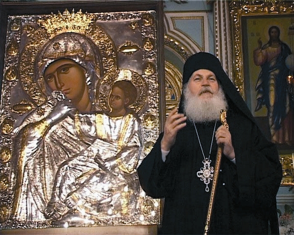 Настоятель Ватопедского монастыря игумен Ефрем у иконы «Отрада», или «Утешение»