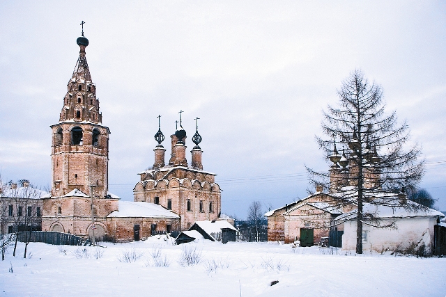 Сегодня Воскресенский монастырь заброшен, с куполов содрана позоло- та, иконы вывезены в неизвестном направлении
