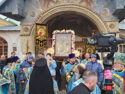 Епископ Мстислав совершил перенесение Тихвинского образа в теплый Покровский храм на зимний период