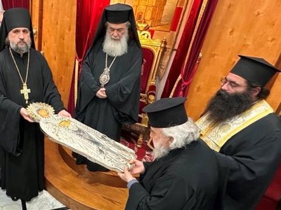 В Иерусалиме освящена копия Гефсиманской плащаницы для древнейшего храма Северо-Запада России