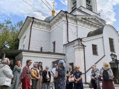 5 мая состоялась экскурсия «Святая гора и Швивая горка: московский Афон за спиной небоскреба» для участников проекта «Московское долголетие»