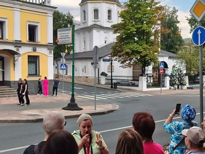 4 августа состоялась экскурсия «От Большого к малому: история любви и верности у Никитских ворот» для участников проекта «Московское долголетие»