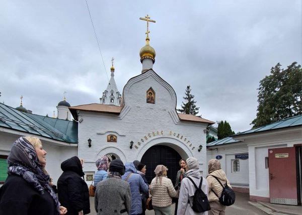 8 сентября состоялась экскурсия «Святая гора и Швивая горка: московский Афон за спиной небоскреба» для участников проекта «Московское долголетие».