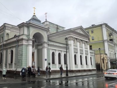6 октября состоялась экскурсия «За Покровскими воротами: удивительные храмы московских слобод» для участников проекта «Московское долголетие»