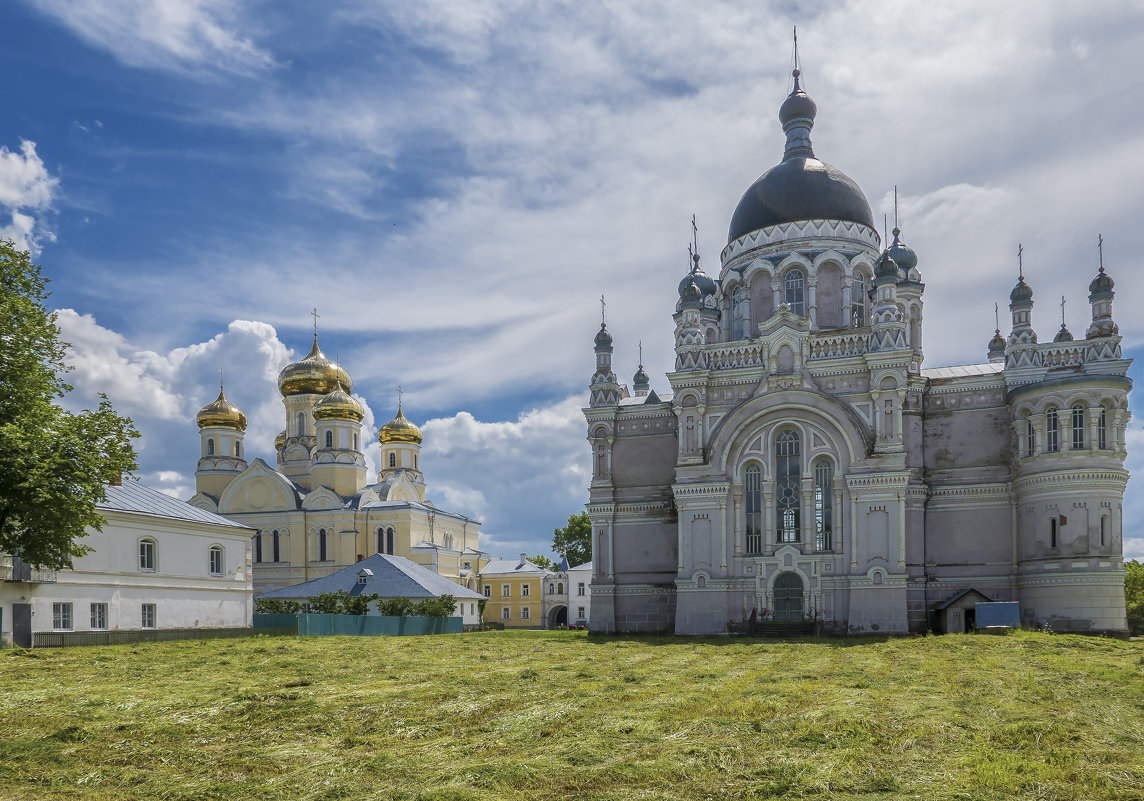 Тот, кому посчастливилось побывать в Казанском монастыре Вышнего Волочка, никогда не забудет это благодатное и красивое место. Здесь в середине XVIII века произошло чудесное явление Казанской иконы Божией Матери. В холерные 1831 и 1848 годы икону...