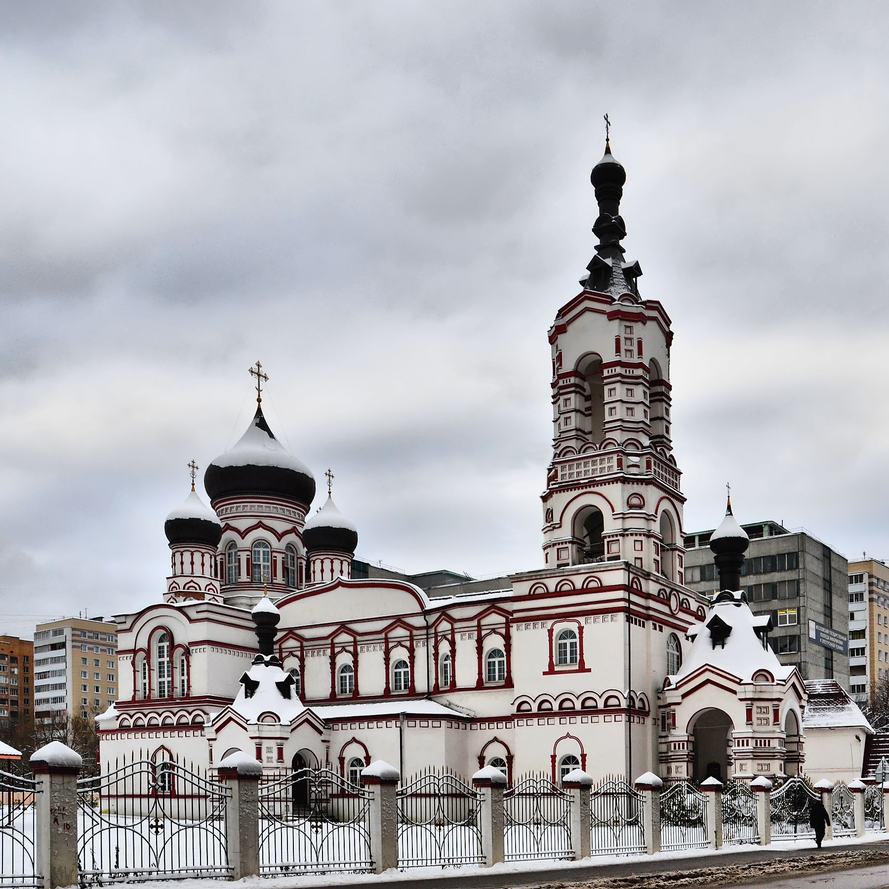 Полностью разоренное церковное здание, отрезанное от всех городских коммуникаций, без крестов и куполов – таким в 1991 году достался Храм Дмитрия Солунского на Благуше новому настоятелю – священнику Сергию Косову (ныне уже почившему)...