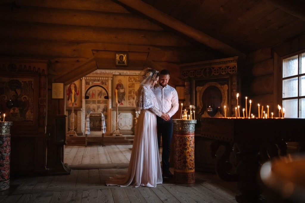 СЕМЬЯ - МАЛАЯ ЦЕРКОВЬ. Если мы зададим себе вопрос, когда возникла первая семья, то придем к очень простому ответу – Господь благословил первую семью после создания первого человека.  «И сказал Господь Бог: не хорошо быть человеку одному...