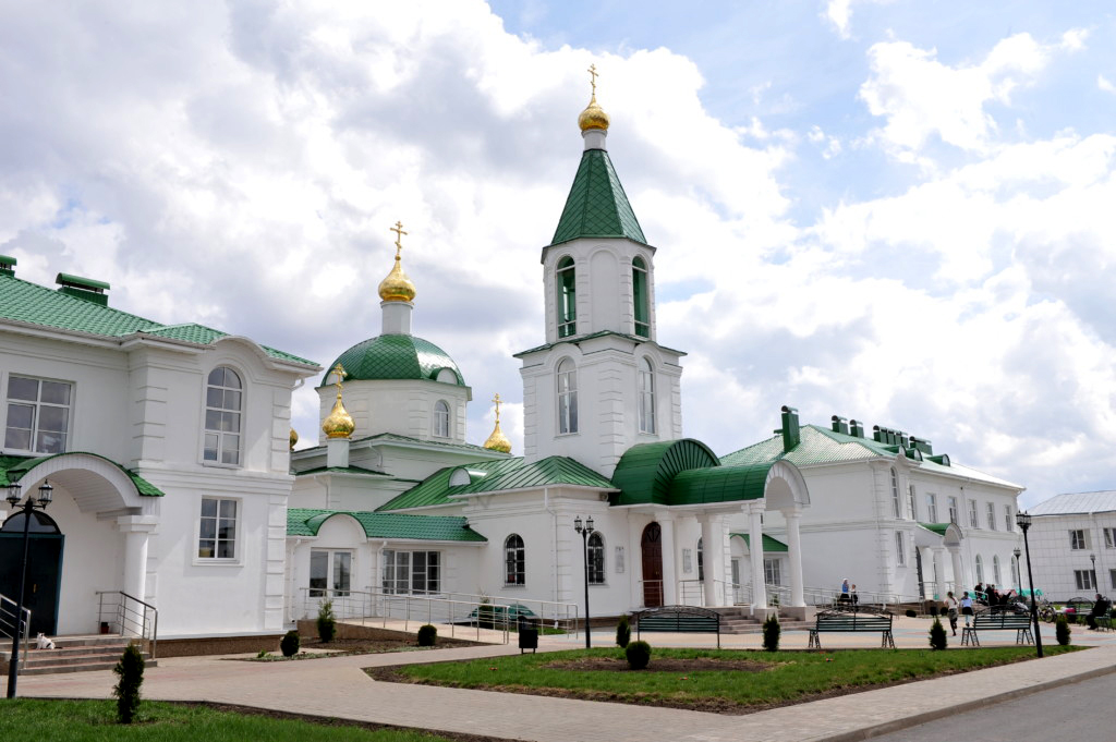 Монастырь во имя преподобного Алексия, человека Божия в селе Золотуха Курской области имеет необычную для России «биографию». Его не разрушали, не оскверняли, не возрождали из руин. Он был построен совсем недавно на пустынном месте, где никогда не было...