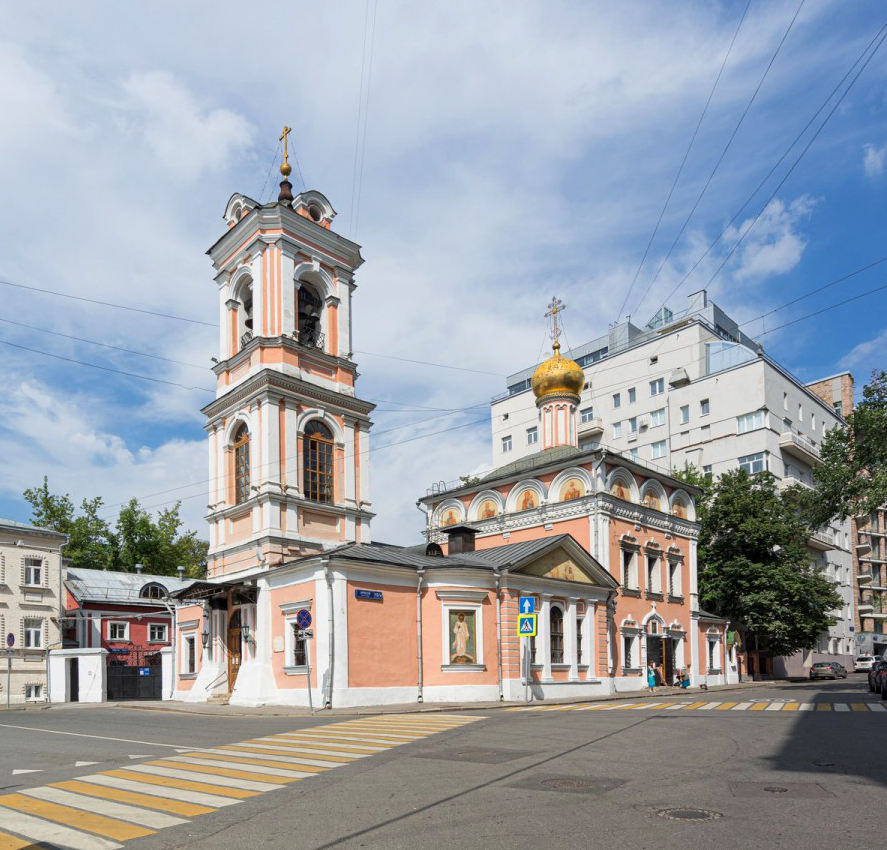 Храм Воскресения Словущего – один из самых известных в Москве. Он расположен рядом с Тверской, в Брюсовом переулке, где в советское время жила творческая интеллигенция. Прихожанами церкви были Иван Козловский, Константин Станиславский, Антонина Нежданова.