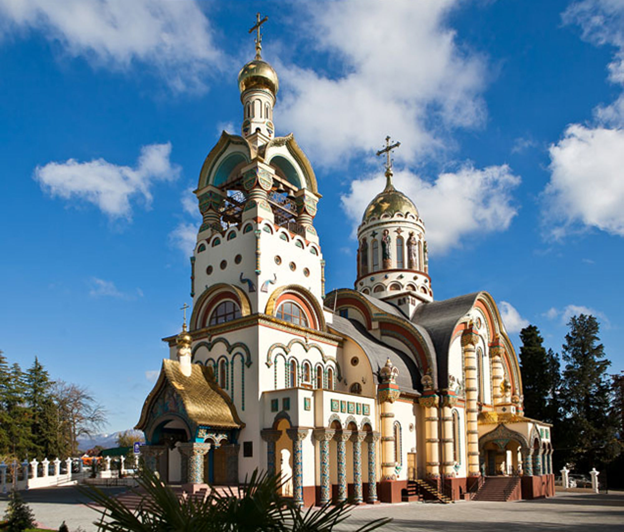 Главный собор курортного города Сочи, возвышающийся на Виноградной горке, посвящен великому равноапостольному князю Владимиру, чей день памяти сегодня празднует Церковь. Этот храм, ставший одной из визитной карточек города, настолько необычен, ...