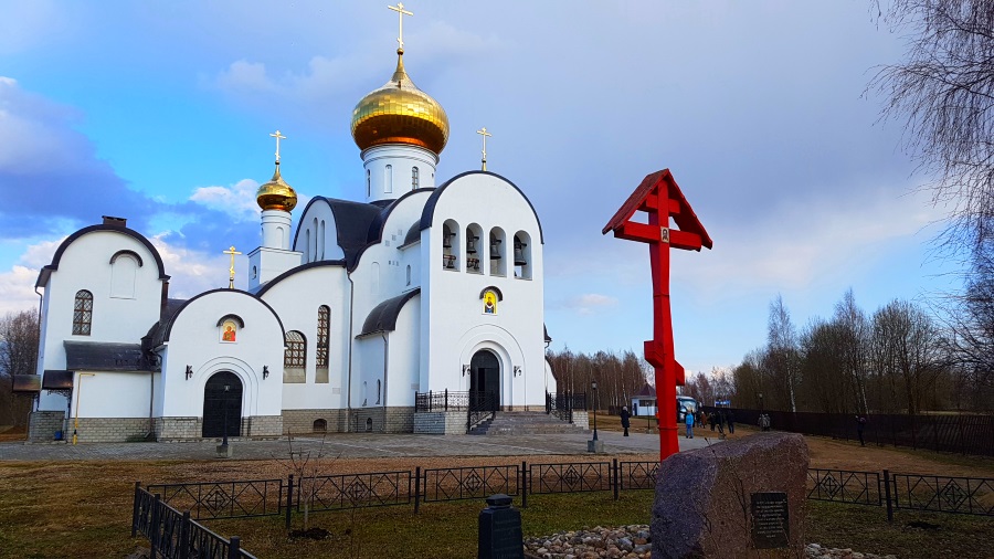 Спасо-Богородицкий Одигитриевский монастырь под Вязьмой строится в память о защитниках Отечества, павших на месте Вяземского котла. Осенью 1941 года здесь попали в окружение пять армий. Лишь 85 тысяч из миллиона солдат смогли выйти...